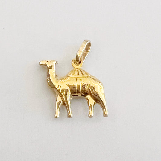 Elegant Kamel Hänge I Guld