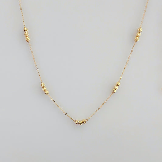 Tunt guldhalsband med guldpärlor