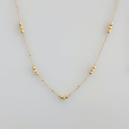 Tunt guldhalsband med guldpärlor