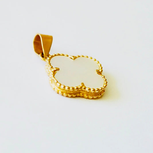 Hängsmycke 18 K med Vit klöver