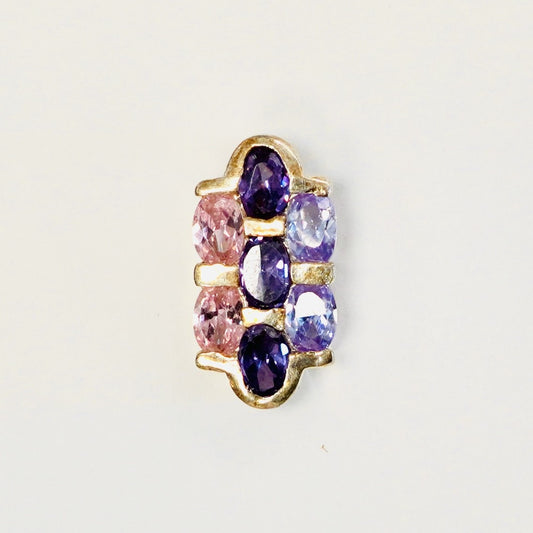 Silverhänge med lila, blå och rosa Sten