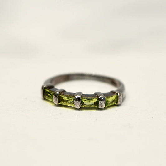 Silverring med gröna stenar