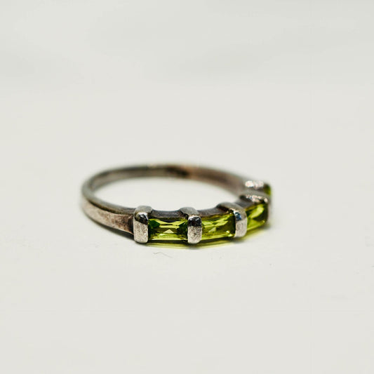 Silverring med gröna stenar