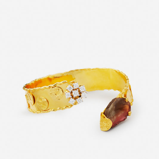 Armbandssmycke med obehandlad turmalin i guld och diamanter.