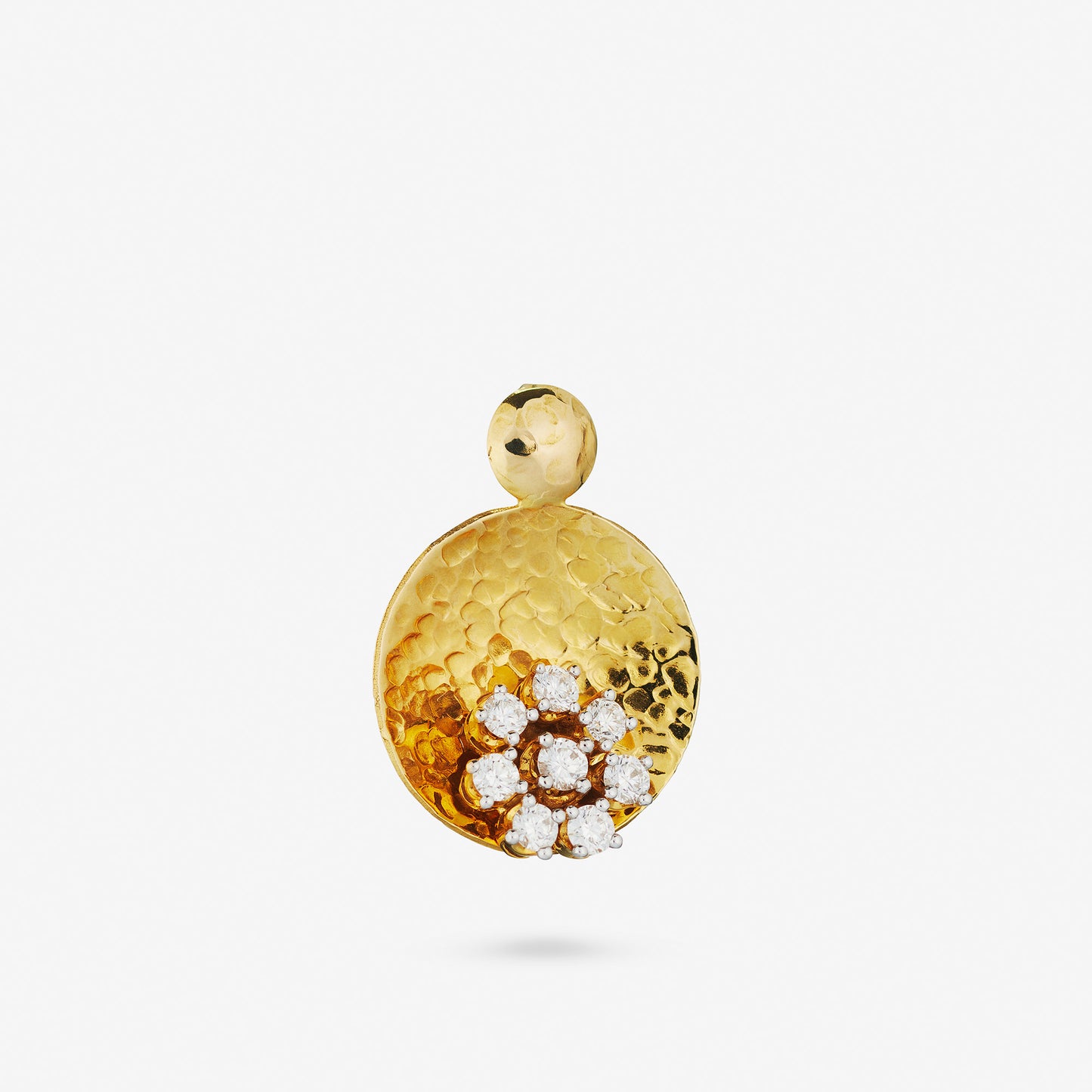 Handgjort hängsmycke i 18k guld med diamanter.
