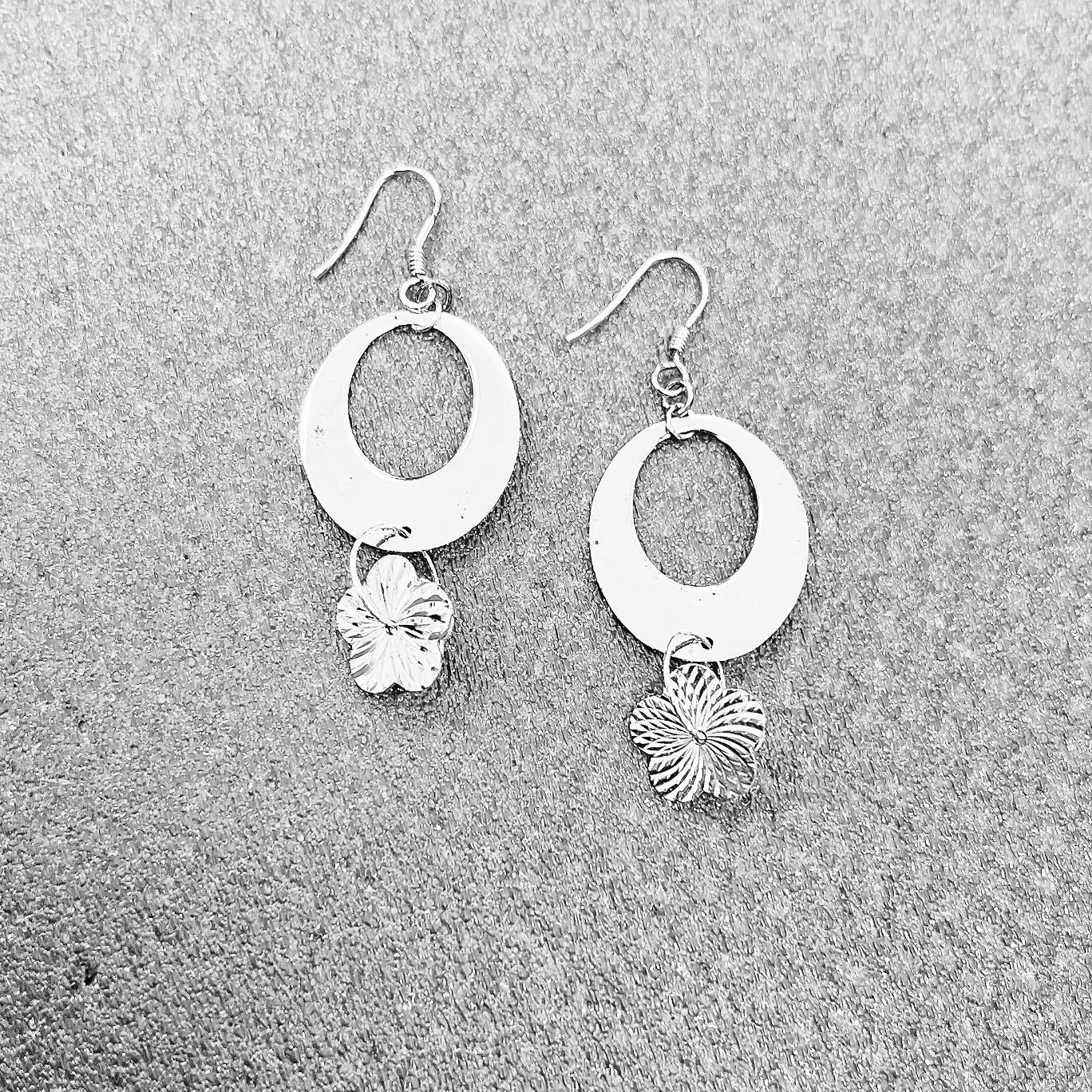 ÖRHÄNGEN SILVER BLOMMA