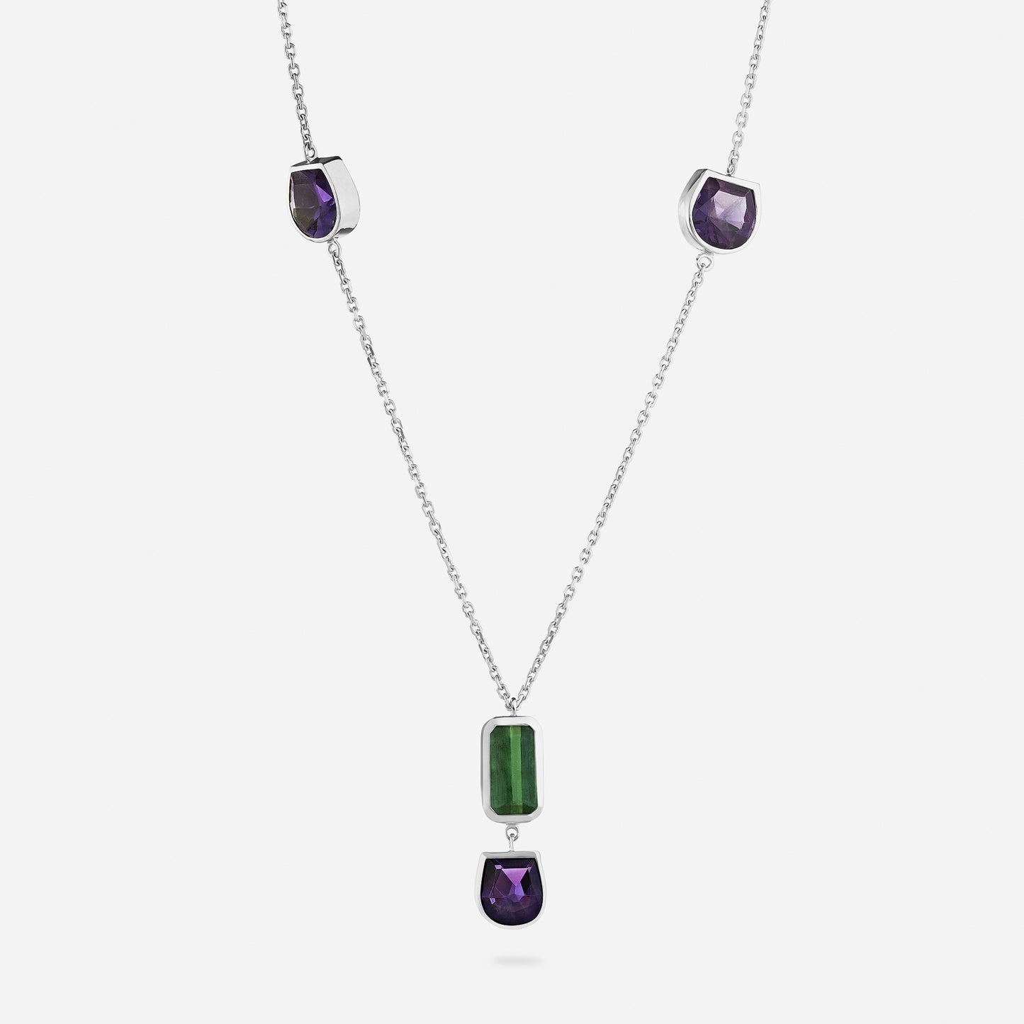 Vitguld halsband smycken med tre ametister och en turmalin.