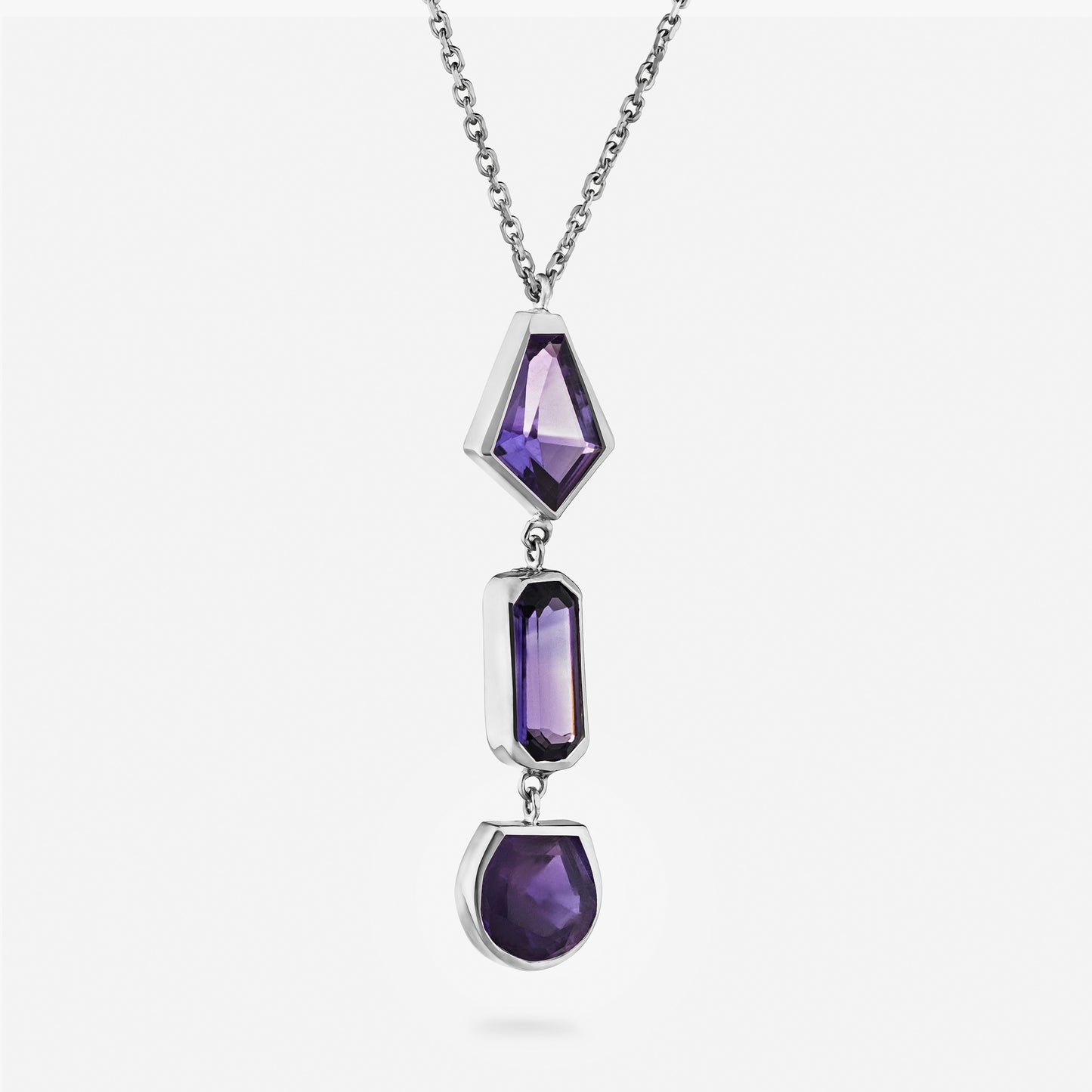 Handgjort halsband smycken i 18 karat vitguld med tre ametister.