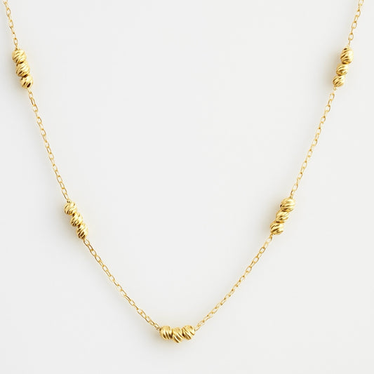 Tunt guldhalsband med guldpärlor