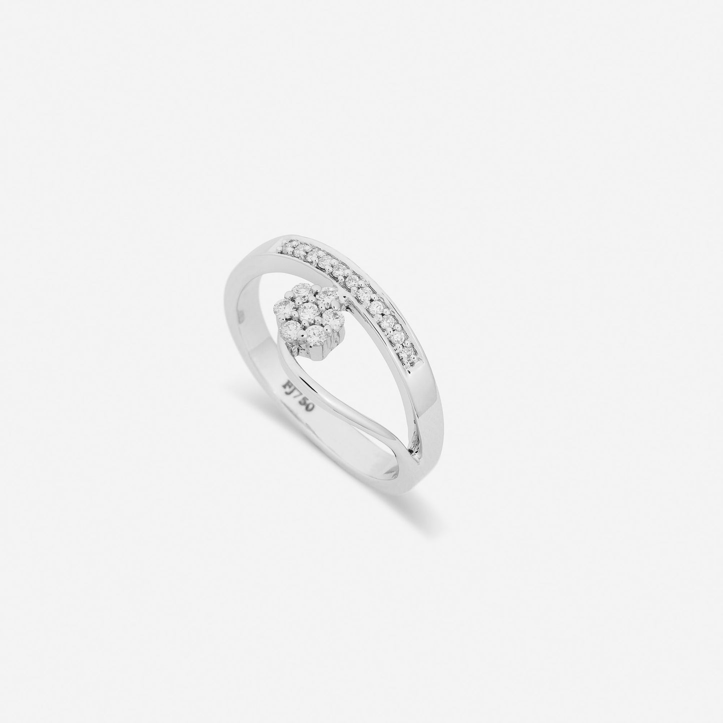 Handgjord ring i 18 karat vitguld med diamanter.